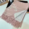 Foulards Designer Femmes Cadeau Fille Mignon Style Écharpe Hiver Nouvelle Boutique Doux Chaud Châle Anniversaire Fête De Mariage Nouveaux Accessoires De Mode W7k7