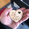 Lembrancinhas de festa personalizadas para casamento Laser Heart Save the Date ímãs personalizados madeira rústica lembrancinhas para festas 230406