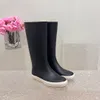 Najwyższej jakości kostki deszczowe kolanowe kolanowe buty okrągłe palce płaskie buty obcasy marka logo logo naturalne guma-luksusowe projektanci damski
