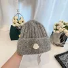 Monclear Beanie Tavşan Saç Örme Beanie | Sonbahar Kış Kış Kırmıkık Kova Erkekler ve Kadınlar İçin Monclair Şapkası | Soğuk mevsimler için tasarımcı sıcak kapak