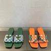 Summer Triangolo Ibiscus Luxe Flat Slide Slipe Slipe Slide Slip на ткани сандалии с цветочными вышитыми.