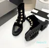 New Fashion Women Boots Designer Luxury Designer Classic Metal Letter Pearl Buckle Martin Boots Black Patent Cuir Cow Hide Surface arrière Zipper Non Slides Ladies Bottises