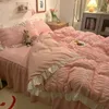 Sängkläder sätter rosa ruffled spånbrädans täcke med 3/4 mjuk lättvikt ner för att ersätta grå sängkläder inklusive och örngott 231106