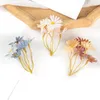 装飾的な花10pcs人工ミニウェディングブーケシルクデイジークリスマスイヤーホームスクラップブックの針針