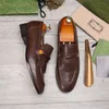 2023 loafers klänningskor kvinnor designer läder sneakers platt mule svarta stjärnor bin broderade elfenben choklad lyxsko män utomhus chaussures storlek 38-45