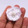 装飾的な花100pcs 3.5cm 1.37インチ結婚式用ブティックサッシベルトコサージフラワーヘッドウェアの装飾用の人工布地