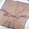 Sciarpe 70 70CM Sciarpa quadrata in seta Donna Fazzoletto Hijab Estate Stampa leopardata Stola da spiaggia femminile Fascia in raso