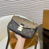 Bolso de mensajero marrón Bolsos de hombro para mujer Bolso de cadena impreso de diseñador Sobre de cuero de moda Bolso cruzado en V de lujo Bolso de viaje para mujer