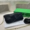 Travesseiro 2024 Moda Avançada Tote Couro Tecido Pacote Multi-Propósito Cross-Body Bags Tofu Boa Venda Rede Vermelho Retro Pequeno Quadrado Bolsa Mensagem Bolsa