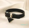 Brazalete de marca Moda de lujo Carta triangular Brazalete para hombre Pulseras de cuero para mujer Carta de marca Accesorio de joyería Aniversario de alta calidad