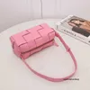 Designer bottegs v bolsa de luxo tijolo tecido saco feminino rosa versátil um ombro axilas saco premium sentir handheld travesseiro saco
