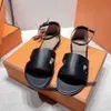 Klassisk spänne designer sandaler platt ankel rem kvinnors mode öppna tå avslappnade lägenheter skor sommarkontor utomhus strand tofflor semester skor 35-41 med låda