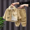 Kläderuppsättningar Boy Autumn Suit 2023 Ny stilig Baby Spring Autumn Fashion Style Western Tyg Tvåbit Set R231106