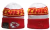 Män stickad manschetterad Pom Kansas City Beanies KC Bobble Hats Sport Knit Hat randig Sideline Wool Warm Baseball Beanies Cap för kvinnor A22