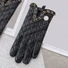 ファッションデザイナーチェーングローブメタルレターターニング5本の指の手袋