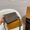 Bolso de mensajero marrón Bolsos de hombro para mujer Bolso de cadena impreso de diseñador Sobre de cuero de moda Bolso cruzado en V de lujo Bolso de viaje para mujer