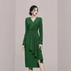 Casual Dresses 2023 European American Fashionable Temperament V-ringklänning Fashion Shoulder Pads Oregelbunden stil Design Green Evening Evening