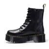 Boots Doc Martens مصمم للرجال للنساء أحذية رياضية فاخرة ثلاثية السود الأبيض الكلاسيكية الكلاسيكية في الكاحل القصيرة الجوارب الشتوية الثلج في الهواء الطلق أحذية دافئة