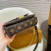 Bolso de mensajero marrón Bolsos de hombro para mujer Bolso de cadena impreso de diseñador Sobre de cuero de moda Bolso cruzado en V de lujo Bolso de viaje para mujer