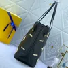 Designer sacola bolsa de luxo bolsa de ombro casual feminina grande capacidade v saco de compras fim de semana férias saco de viagem em forma de carteira de couro em relevo bolsa