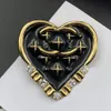 Marque Lettre Bijoux Designer Broche Broches Broche Femmes Hommes Couples De Luxe Cristal Perle Cuivre Costume Laple Pin Mode Bijoux Accessoires