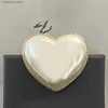 Pins Broschen NEUER modischer Trend Heiße klassische Perlenbrosche mit Blumendiamantbrosche Fee Luxus schöne große Liebe weiße Brosche Schmuck Q231107
