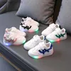Sneakers różne style dzieci LED BUTE chłopcy Dziewczęta oświetlone trampki Świecający buty dla dzieci miękki oddychający butów maluch 231106