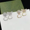 Designer double lettre Charm Boucles d'oreilles Coffret cadeau bracelet de timbre en relief pour anniversaire de fête en or 18 carats pour femmes avec cinq pétales 0101