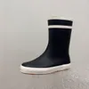 Bottines de pluie de qualité supérieure, bottes mi-hautes, bout rond, bottes plates, talons, logo de la marque, caoutchouc naturel, slip-on, créateurs de luxe pour femmes, chaussures décontractées, chaussures d'usine