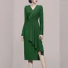 Casual Dresses 2023 European American Fashionable Temperament V-ringklänning Fashion Shoulder Pads Oregelbunden stil Design Green Evening Evening