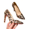 Nya röda spetsiga sandaler kvinnors lyxdesigner skor sexig leopard tryck plattform skor sommar mode hög klackar klassiska läder klänningskor utomhus casual skor