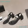 Pasek kostki stringi sandały sandały designerskie sandały 100% prawdziwe skórzane ludność skórzane stringi Sningback Sandals Sandals Lambsin Pearl Flats Sandals Rozmiar 35-42