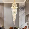 Modern duplex villa ljuskrona ljus lyx vardagsrum kristallljus mitt i byggnaden roterande trapphus lång lampa