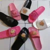 Fahsion Sommar Sandaler Tofflor FENDACE Girls Beach Slides Svart Vit Röd Blå gul rosa Enfärgad Gummi Premium Tofflor