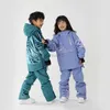 Andere Sportartikel Neues Kinder-Ski-Set, warme Outdoor-Snowboardjacke, Overalls, Mädchen-Jungen-Kinder-Skianzug, winddicht, wasserdicht, mit Kapuze, Winterkleidung, HKD231106