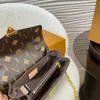 Bolso de mensajero marrón Bolsos de hombro para mujer Bolso de cadena impreso de diseñador Sobre de cuero de moda Bolso cruzado en V de lujo Bolso de viaje para mujer