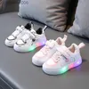 Sneakers różne style dzieci LED BUTE chłopcy Dziewczęta oświetlone trampki Świecający buty dla dzieci miękki oddychający butów maluch 231106