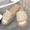 Chinelos Femininos Designer Sandálias Planas Cânhamo Corda Tecidos à Mão Chinelos Simples E Requintados Sapatos Pescador Retro Sapatos de Praia Decoração com Fivela de Metal 2369