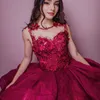 اللون الأحمر اللامع O quinceanera فستان قبالة ثوب كرة الكتف الكريستال من الدانتيل حبات زهرة مشد حلو 15 Vestidos de
