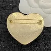 Pins Broschen NEUER modischer Trend Heiße klassische Perlenbrosche mit Blumendiamantbrosche Fee Luxus schöne große Liebe weiße Brosche Schmuck Q231107