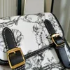 豪華なデザイナー冬のファッションメッセンジャーバッグ黒と白の漫画ショルダーバッグキャンバスステッチレザークロスバッグゴールドハードウェアダブルバックル財布