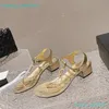 Pasek kostki stringi sandały sandały designerskie sandały 100% prawdziwe skórzane ludność skórzane stringi Sningback Sandals Sandals Lambsin Pearl Flats Sandals Rozmiar 35-42