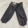 Womens Designer Gloves Classic Vintage Glove Winter Warm Brand Outdoor Riding Ski Glove Black Women Sexig Chain Gloves 3 Färger