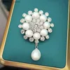 Pins Brooches Retro Light Luxury Freshwater Pearl Flower brooch High grade Suit Accessories Coat Pins Exquisite Snowflake Zircon breastpin Q231107