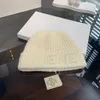 Designer beanie bordar carta ventilar chapéu luxo ventilar chapéu de malha charme bordado quente multicolor tendência clássica outono inverno elegância versátil