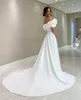 Superbes robes de mariée divisées latérales de l'épaule Robes de mariée avec des fleurs faites à la main une ligne satin vestido de novia 407