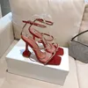 Topkwaliteit Gilda roze glitter sandalen 100 mm met kristallen ingelegde bandspoel Hakken torenhoge hak voor dames zomer luxe ontwerpers schoenen party hakken fabrieksschoeisel