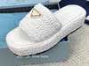 Italienska varumärkeskor Lyxiga designer Sandaler Spring/Summer Ultra Light Thick Sole Woven Slippers Retro Fashion Metal Triangle Women's Casual Beach TN Designer Shoes P