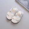 Eerste wandelaars zomer kinderen sandalen schattig pure kleur baby strandschoenen mooi geel open teen meisjes ademen op blote voeten jongens sandaal 230407