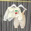 Kleidung Sets 2023 Frühling Herbst Chilldren Süßes Baby Mädchen Kleidung Blumenhemd und Hosen 2 STÜCKE Lässige Große Revers Anzug 230406